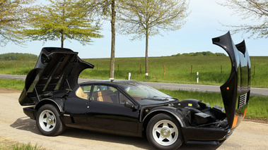 Ferrari 512 BBi noir profil capots ouverts 2