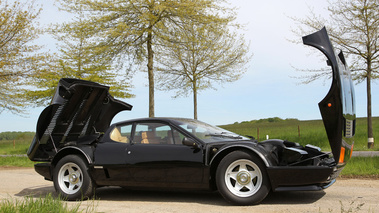 Ferrari 512 BBi noir profil capots ouverts