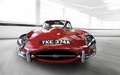 Jaguar E-Type rouge face avant travelling