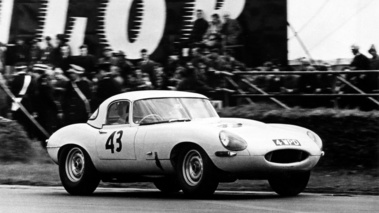 Jaguar Type E Lightweight - 3/4 avant droit dynamique