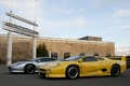 Jaguar XJ220 TWR jaune & XJ220 gris 3/4 avant gauche