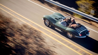 Jaguar XKSS 2016 vert 3/4 arrière gauche filé vue de haut