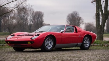 Lamborghini Miura rouge 3/4 avant gauche