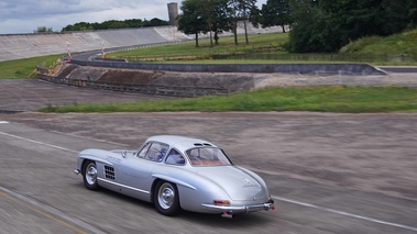 Mercedes 300 SL gris 3/4 arrière gauche travelling penché