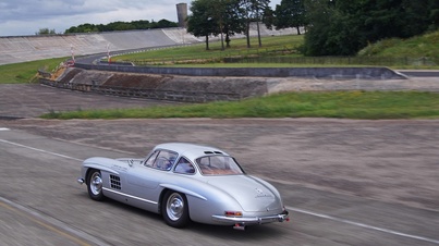 Mercedes 300 SL gris vue de 3/4 arrière gauche en travelling