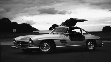 Mercedes 300 SL gris 3/4 avant gauche porte ouverte