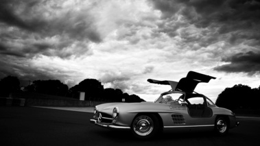 Mercedes 300 SL gris 3/4 avant gauche portes ouvertes penché