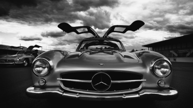 Mercedes 300 SL gris face avant portes ouvertes