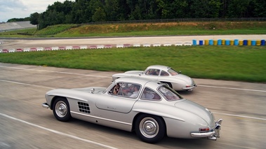 Mercedes 300 SL gris x2 3/4 arrière gauche travelling