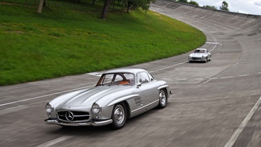 Mercedes 300 SL gris x2 3/4 avant gauche travelling penché