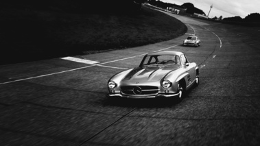 Mercedes 300 SL gris x2 3/4 avant gauche travelling penché