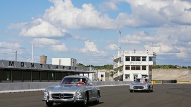 Mercedes 300 SL gris x2 3/4 avant gauche travelling