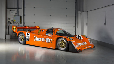 Porsche 962 orange 3/4 avant droit