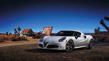 Alfa Romeo 4C blanc mate 3/4 avant gauche