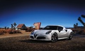 Alfa Romeo 4C blanc mate 3/4 avant gauche