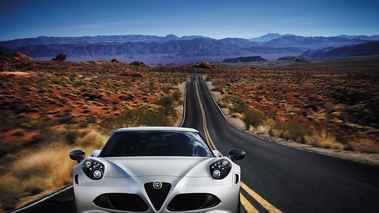 Alfa Romeo 4C blanc mate face avant 