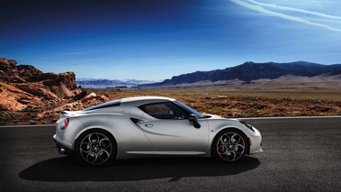 Alfa Romeo 4C blanc mate profil