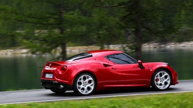 Alfa Romeo 4C rouge 3/4 arrière droit filé