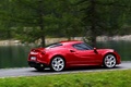 Alfa Romeo 4C rouge 3/4 arrière droit filé