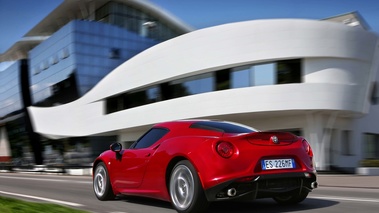 Alfa Romeo 4C rouge 3/4 arrière gauche travelling