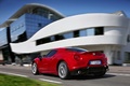 Alfa Romeo 4C rouge 3/4 arrière gauche travelling