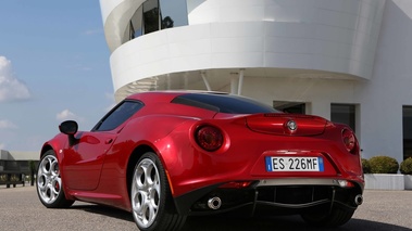 Alfa Romeo 4C rouge 3/4 arrière gauche