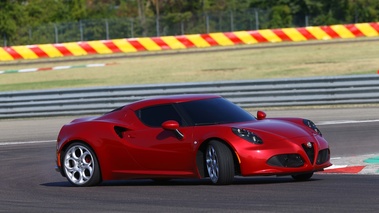 Alfa Romeo 4C rouge 3/4 avant droit 2