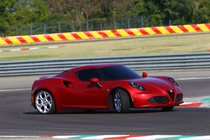 Alfa Romeo 4C rouge vue de 3/4 avant droit 