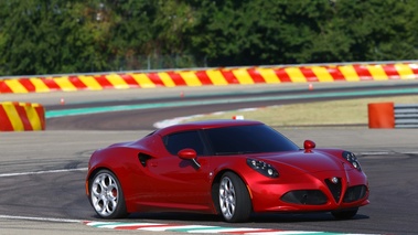 Alfa Romeo 4C rouge 3/4 avant droit 4