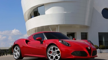 Alfa Romeo 4C rouge 3/4 avant droit 5