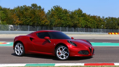 Alfa Romeo 4C rouge 3/4 avant droit filé 2