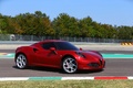 Alfa Romeo 4C rouge 3/4 avant droit filé 2