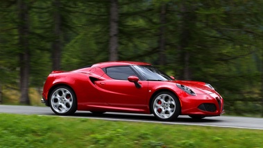 Alfa Romeo 4C rouge 3/4 avant droit filé