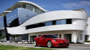 Alfa Romeo 4C rouge 3/4 avant droit travelling