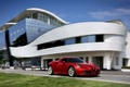 Alfa Romeo 4C rouge 3/4 avant droit travelling