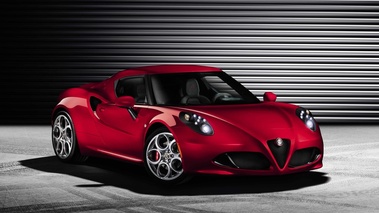 Alfa Romeo 4C rouge 3/4 avant droit