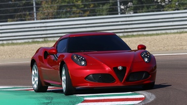 Alfa Romeo 4C rouge 3/4 avant droit