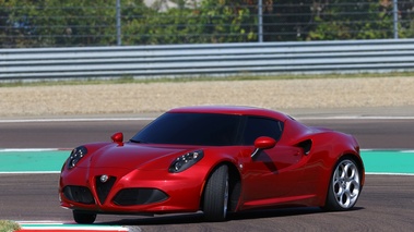 Alfa Romeo 4C rouge 3/4 avant gauche