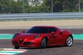 Alfa Romeo 4C rouge 3/4 avant gauche