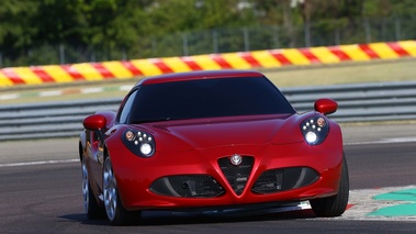 Alfa Romeo 4C rouge face avant 3