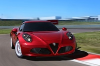 Alfa Romeo 4C rouge vue de la face avant en travelling