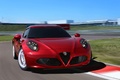 Alfa Romeo 4C rouge face avant travelling