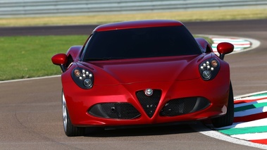 Alfa Romeo 4C rouge face avant