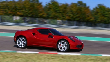 Alfa Romeo 4C rouge filé