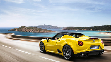 Alfa Romeo 4C Spider jaune 3/4 arrière gauche travelling