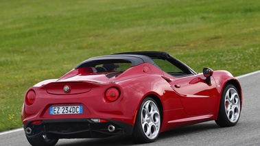 Alfa Romeo 4C Spider rouge 3/4 arrière droit penché 2