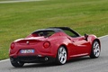 Alfa Romeo 4C Spider rouge 3/4 arrière droit penché 2