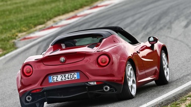 Alfa Romeo 4C Spider rouge 3/4 arrière droit penché