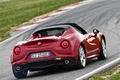 Alfa Romeo 4C Spider rouge 3/4 arrière droit penché