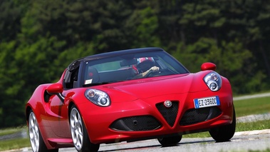 Alfa Romeo 4C Spider rouge 3/4 avant droit 2